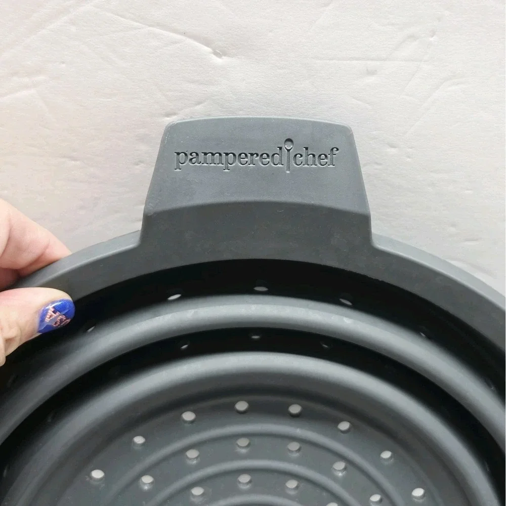 Pampered Chef Collapsible Silicone Colandar, Steamer Pot Insert Gray